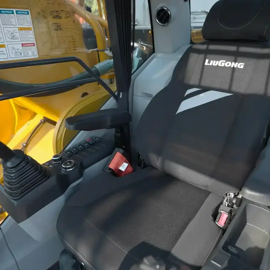 952F Excavator